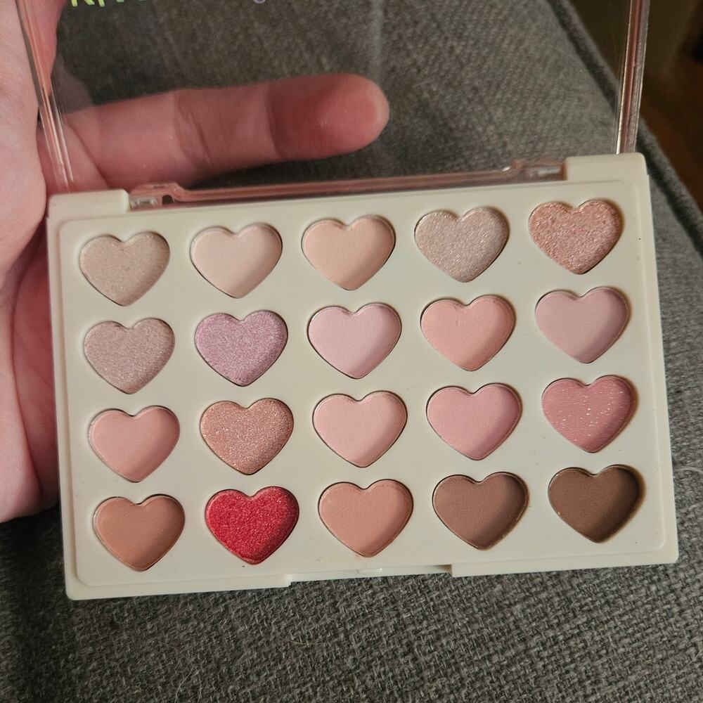 Asian Beauty K'Apeine Heart Eyeshadow Palette ~ Adorable Pink Neutrals Red Brown